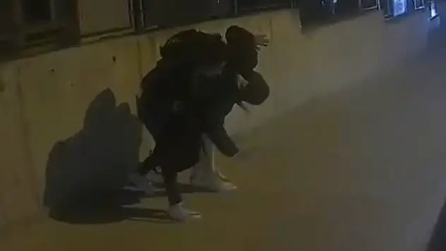 Erkek arkadaşını sokak ortasında dövdü