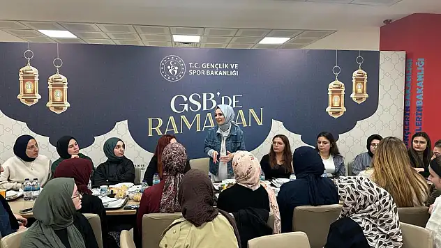 Bakan Göktaş, kız öğrencilerle sahur yaptı