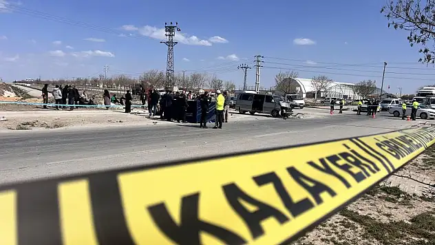 Minibüs ile tır çarpıştı: 1 ölü, 5 yaralı