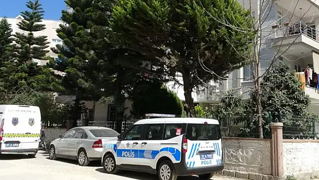 Tartıştığı babasını çok sayıda bıçak darbesiyle öldürdü