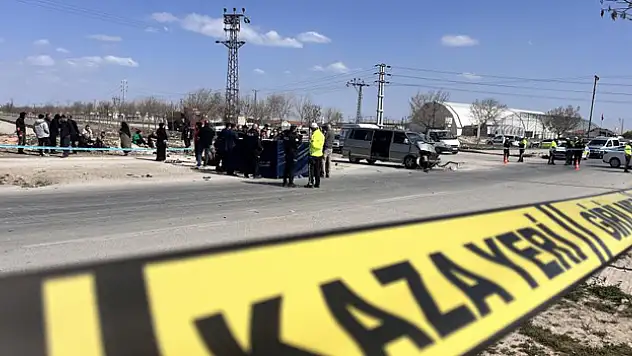 Konya'da minibüs ile tır çarpıştı