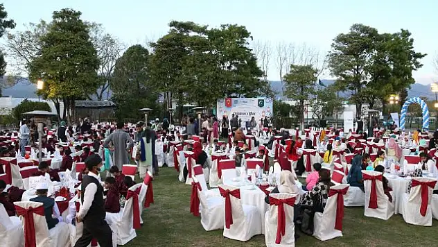 Pakistan'da yetim çocuklara iftar