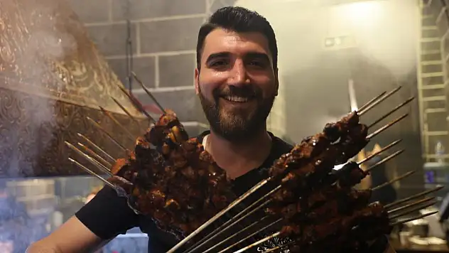 Gözlerini ciğerle açıp ciğerle kapatıyor