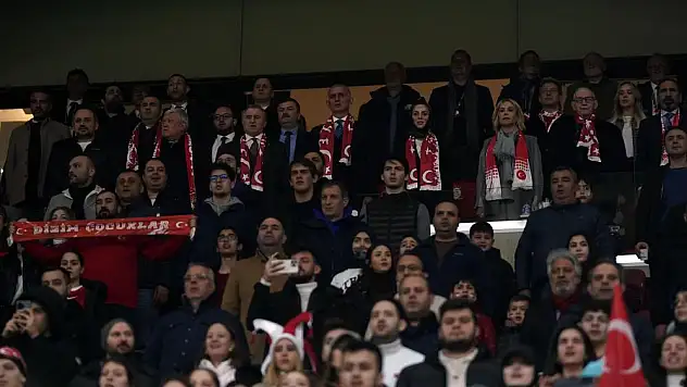 Bakan Bak, milli maçı takip etti