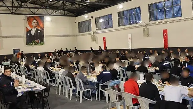Suça sürüklenen çocuklara ve personele iftar yemeği