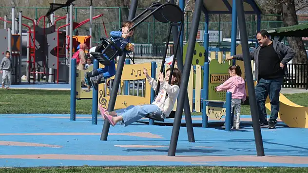 Sıcak havayı gören soluğu parklarda aldı