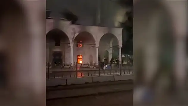 Tarihi camide çıkan yangın söndürüldü