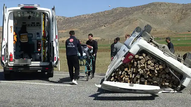 Kereste yüklü panelvan devrildi