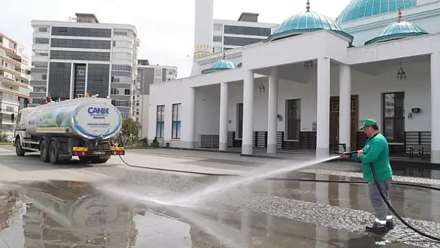 Temizlik çalışmaları büyük bir titizlikle sürdürülüyor