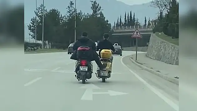 Motosiketlinin tehlikeli yolculuğu kamerada