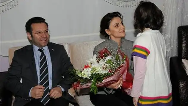 Vali ve Eşinden Çocuk Evine Ziyaret