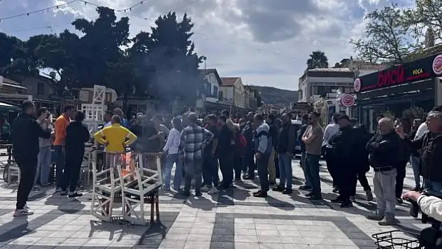 Protesto eden esnaf, masa ve sandalye yaktı