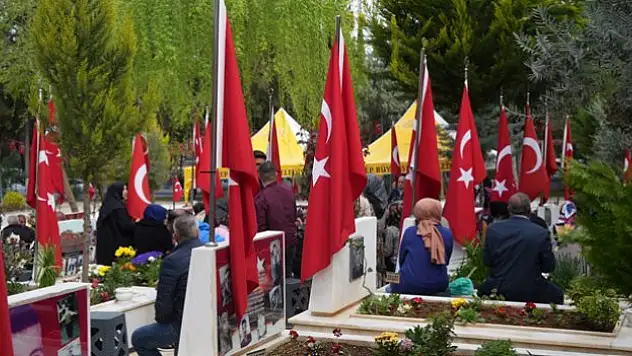Mezarlıklar ve şehitliklerde yoğunluk