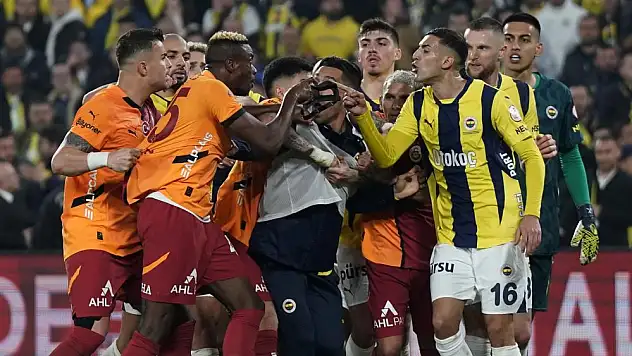 Derbide 4 kırmızı kart çıktı