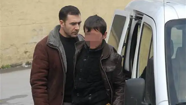 Çaldığı eşyaları arkadaşlarına dağıttı