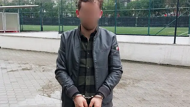 Alkollü sürücü polis aracına çarptı