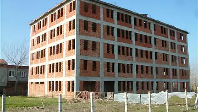 Terme'de 5 katlı bina atıl halde duruyor