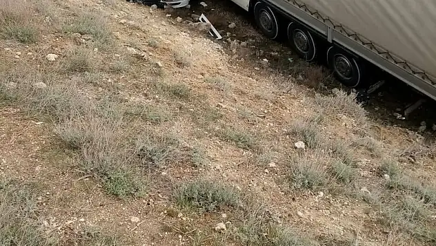 Kayganlaşan yolda tır yoldan çıktı