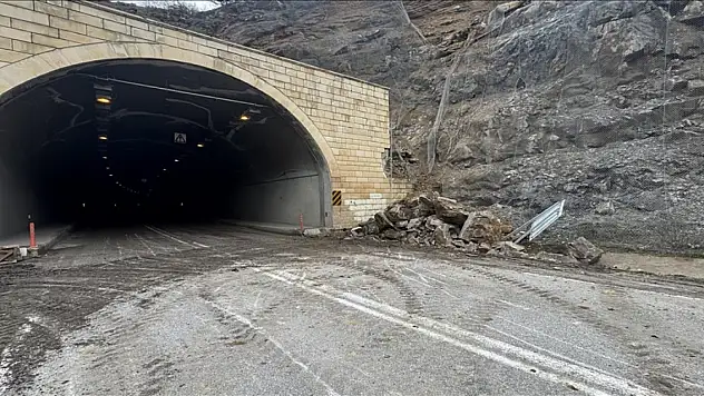 Gümüşhane-Trabzon kara yolunda heyelan meydana geldi