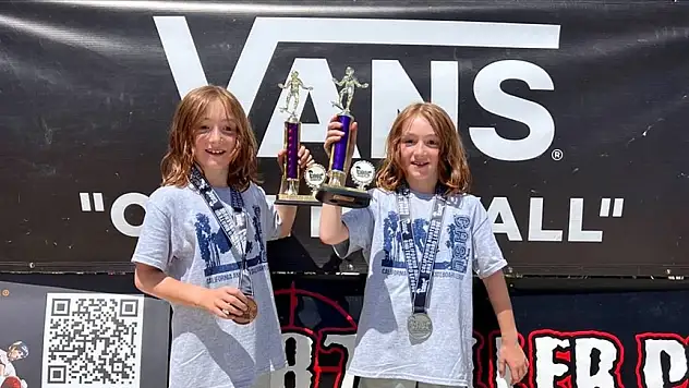 İkiz kaykaycılar ABD'deki yarışmada zirveye çıktı