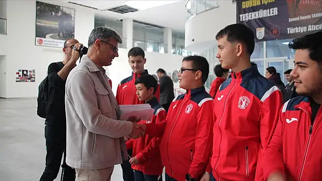 Milli atıcı Yusuf Dikeç, genç sporculara sponsorların hediyelerini verdi