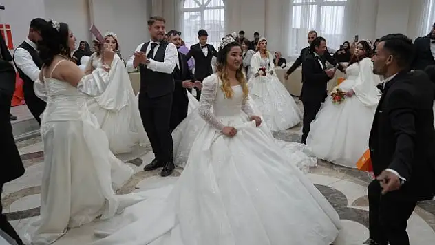 Romanlara toplu düğün