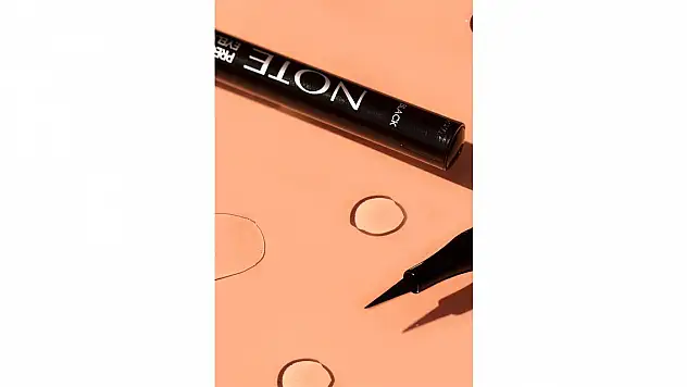 Kusursuz Kuyruklu Eyeliner İçin Bilmeniz Gereken Sırlar ve Teknikler