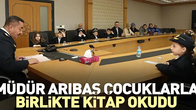 Müdür Arıbaş, çocuklarla birlikte kitap okudu