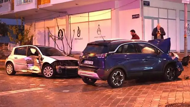 SUV tipi araç ile otomobil çarpıştı