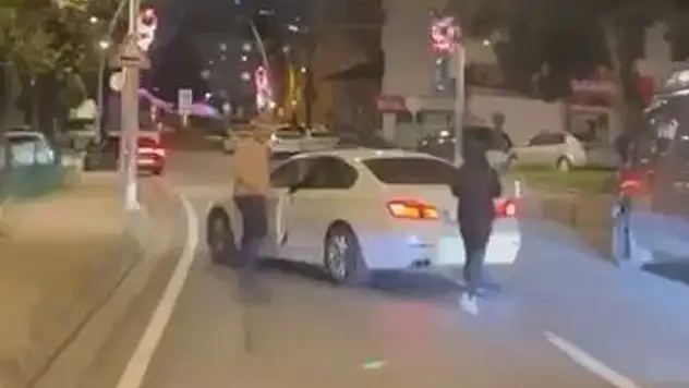 YOL KESİP ARACI YUMRUKLADI