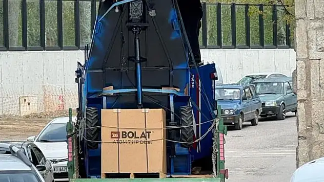 Römork yüklü kamyon köprüye takıldı