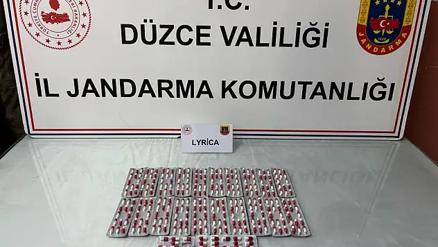 Aracındaki uyuşturucu hapları jandarmaya teslim etti