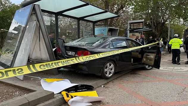 Otomobil otobüs durağına daldı