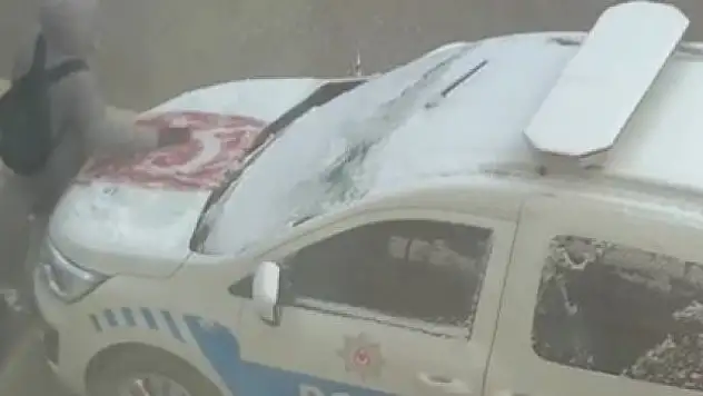 Türk Bayrağı'nı temizleyen çocuk takdir topladı