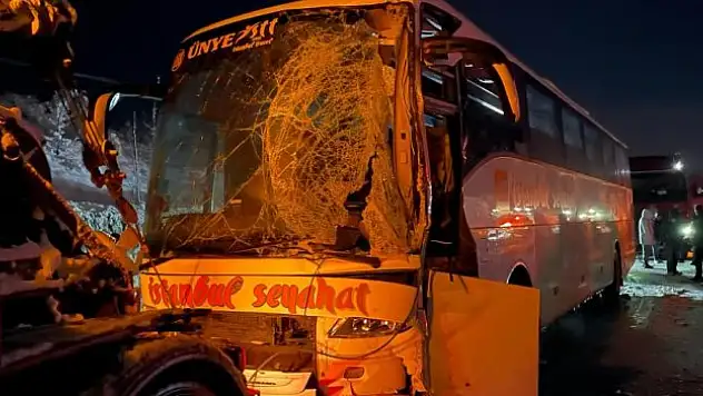 Yolcu otobüsü ile tır çarpıştı