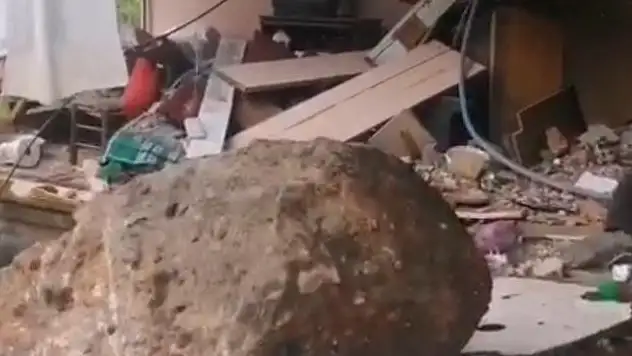 Rize'de kopan kayalar çarptığı evi kullanılamaz hale getirdi