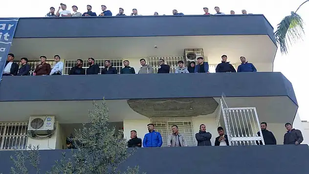 Taraftarlar balkonları ve damları doldurdu