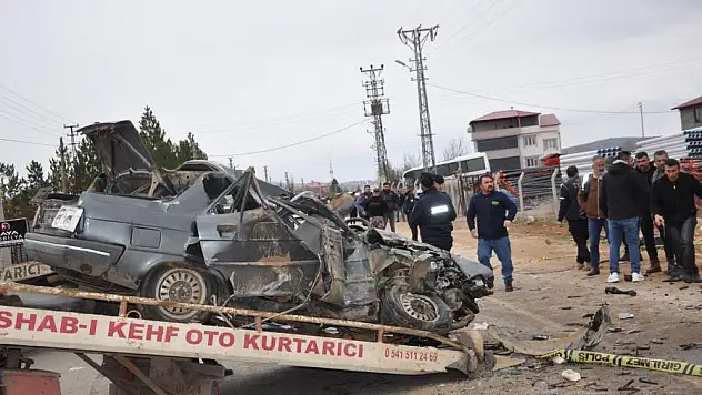 Otomobil kağıt gibi ezildi: 3 ölü, 3 yaralı