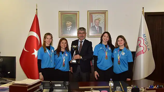 Başarıya imza atan Okçuluk Takımı'nı makamında kabul etti