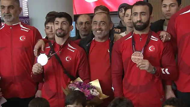 Grekoromen Güreş Milli Takımı yurda döndü