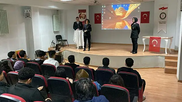 850 lise öğrencisi bilgilendirildi