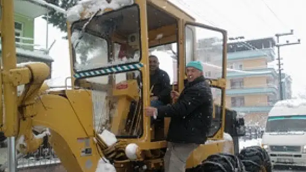 SalıPazarı kar ekipleri çay mahallesinde kar temizledi
