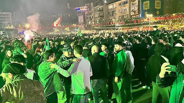 Kocaelispor taraftarı sokaklara döküldü