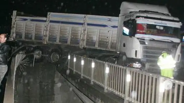 Kayan TIR üst geçitte asılı kaldı