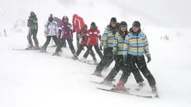 Yoğun kar yağışı kayak yarışlarını iptal ettirdi