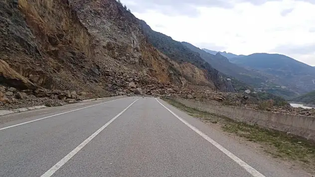 KARAYOLU TRAFİĞE KAPANDI