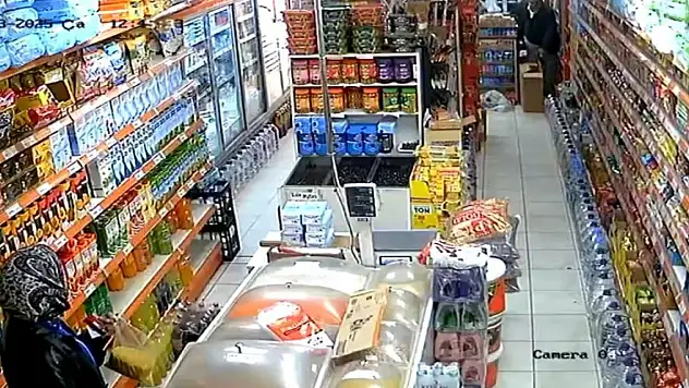 Markette deprem anı kamerada