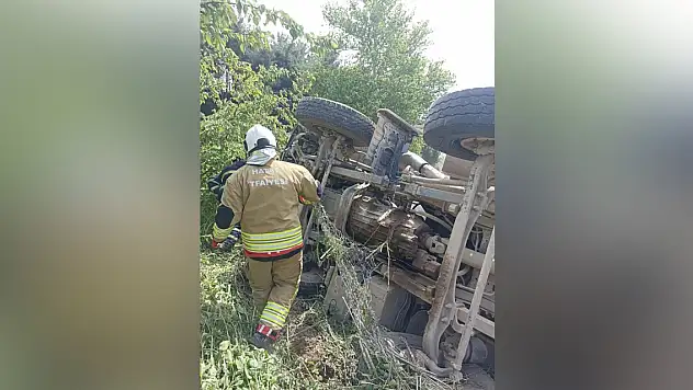 Asfalt yüklü kamyon devrildi