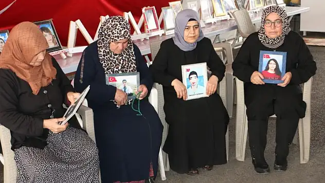 Evlat nöbetini sürdüren ailelerden çocuklarına çağrı: 'Silahları bırakın gelin'