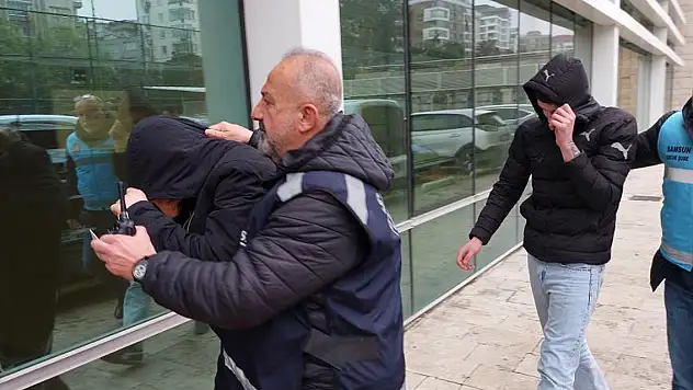 Atıldığı okulun öğretmeni darp eden 2 kişi adliyede